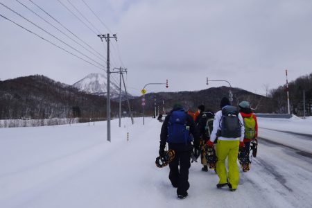 樹齢1500年のイチイを目指して！スノーシューツアーが行われました